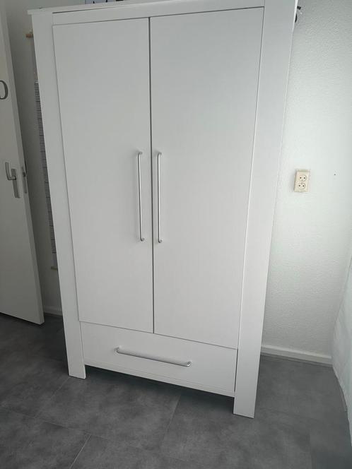 Kledingkast & Commode+kapstok merk:(Born Lucky), Huis en Inrichting, Kasten | Kledingkasten, Zo goed als nieuw, 150 tot 200 cm