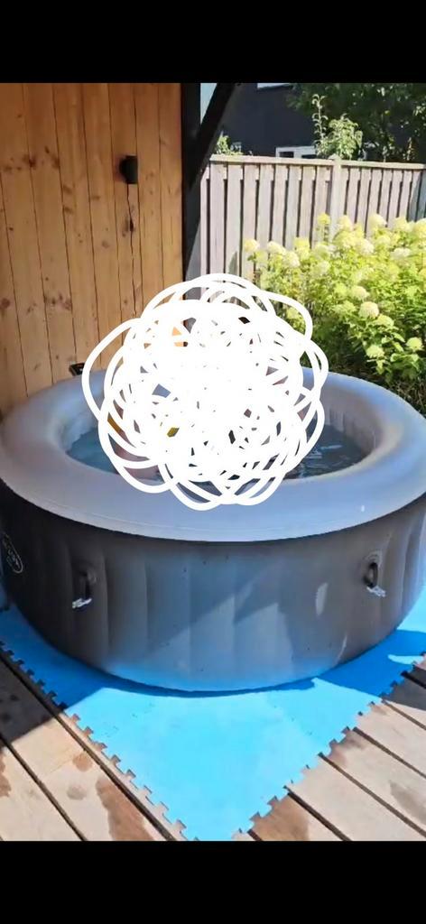 Opblaasbare Jacuzzi te koop, Tuin en Terras, Bubbelbaden en Hottubs, Zo goed als nieuw, Opblaasbaar, Afdekzeil, Pomp, Ophalen
