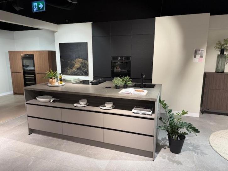 Eiken keuken met kook en spoeleiland, Huis en Inrichting, Keuken | Complete keukens, Nieuw, Dubbelwandige keuken, Grijs, Composiet