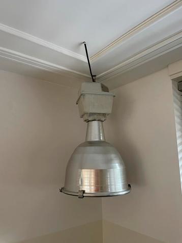 INDUSTRIËLE HANGLAMPEN beschikbaar voor biedingen