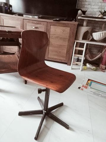 Houten bureaustoel beschikbaar voor biedingen
