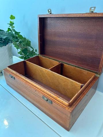 Vintage houten bewaardoos met messing beslag beschikbaar voor biedingen