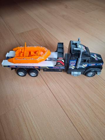 Speelgoed Vrachtwagen met Boot beschikbaar voor biedingen