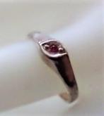 Verzilverde of zilveren ring met rood steentje, 17 tot 18, Ophalen of Verzenden, Dame, Zo goed als nieuw