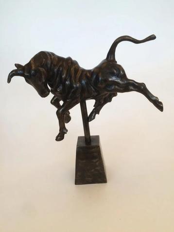 Bronzenbeelden-winkel Sterke stier op sokkel Echt brons beschikbaar voor biedingen