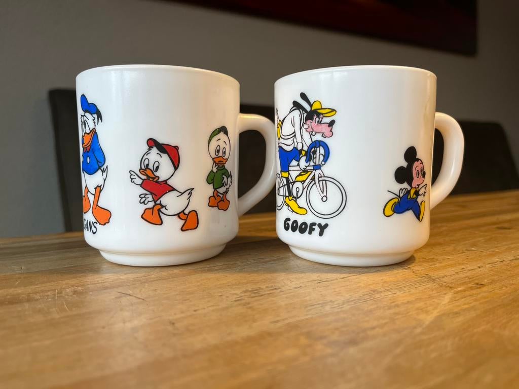 Twee vintage Arcopal mokken bekers Disney Donald en Goofy, Ophalen of Verzenden, Overige stijlen, Kop(pen) en/of Schotel(s), Glas