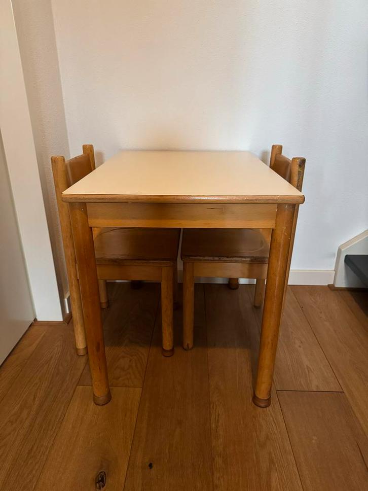 Schilte retro/ vintage houten schooltafel met 2 stoelen, Kinderen en Baby's, Kinderkamer | Tafels en Stoelen, Gebruikt, Tafel(s) en Stoel(en)