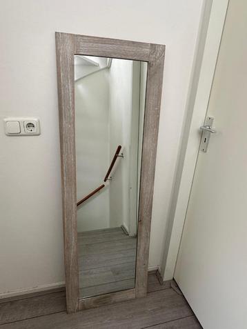 Staande wandspiegel, houten lijst grijs whitewash beschikbaar voor biedingen