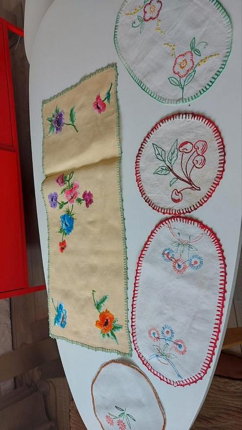 5 diverse hand geborduurde tafelkleden uit Frankrijk, Huis en Inrichting, Tafelkleden, Gebruikt, Rechthoek, Ophalen of Verzenden