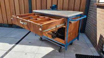 Mobiele werkbank met lade en bankschroef 250kg beschikbaar voor biedingen