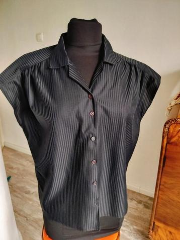Vintage zwarte top beschikbaar voor biedingen
