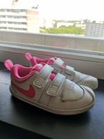 Girls Nike takkie, Kinderen en Baby's, Kinderkleding | Schoenen en Sokken, Ophalen, Zo goed als nieuw, Meisje