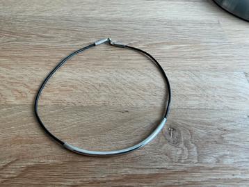 Zilver met leer ketting. beschikbaar voor biedingen