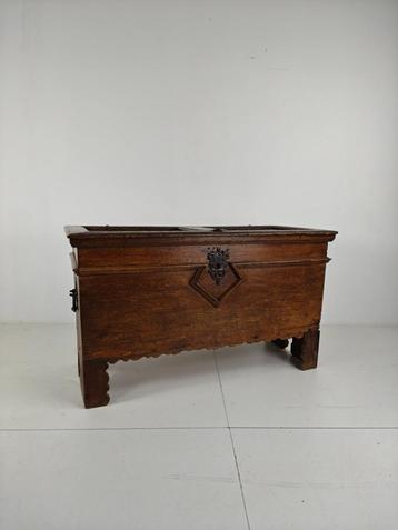 Elegante 18e-eeuwse Eiken Kist – Gedateerd 1756 beschikbaar voor biedingen