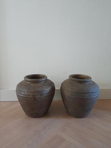 Bloempotten in landelijke style beschikbaar voor biedingen