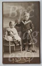 cdv meisje popje broertje tennisracket Amsterdam Laddé 1900s, Gebruikt, Verzenden, Foto, Voor 1940