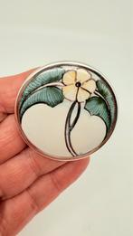 Prachtige gave porseleinen met zilveren broche uit Makkum., Ophalen of Verzenden, Zilver, Broche