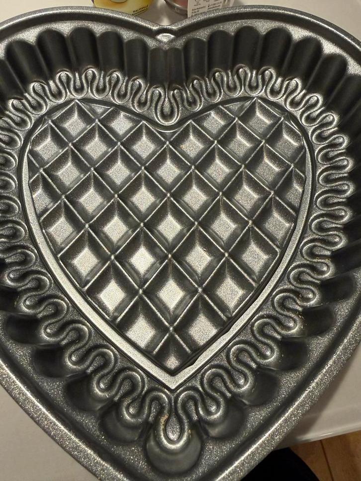 Nordic Ware Quilted Heart Bakpan, Huis en Inrichting, Woonaccessoires | Dienbladen, Zo goed als nieuw, Metaal, Overige vormen