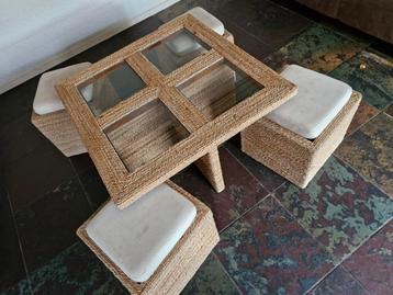 rieten, vierkante tafel met 4 krukjes en kussens. 90/90 beschikbaar voor biedingen