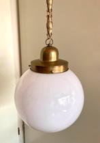 Antieke Art Deco grote bollamp messing wit opaline glas., Huis en Inrichting, Ophalen, Antiek Art Deco Schoollamp Bollamp, Zo goed als nieuw