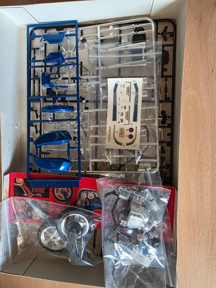 HONDA  CB 900 F SCALE 1/15 ., Hobby en Vrije tijd, Modelbouw | Auto's en Voertuigen, Overige typen, Groter dan 1:32, Overige merken