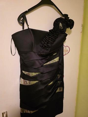 Elegante zwarte cocktailjurk beschikbaar voor biedingen