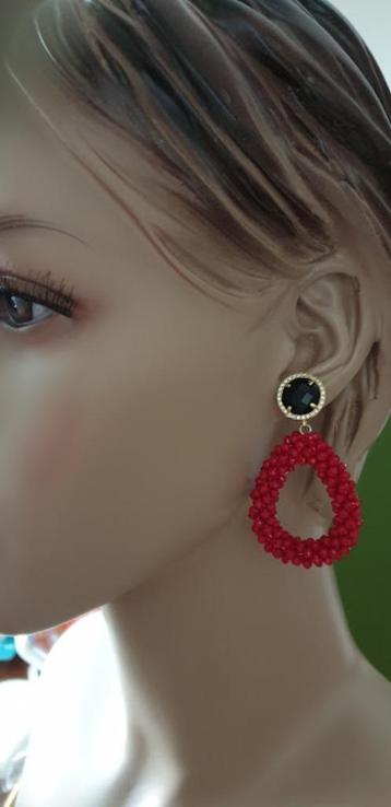 Mooie rode oorbellen glasberries met zwarte oorstekers