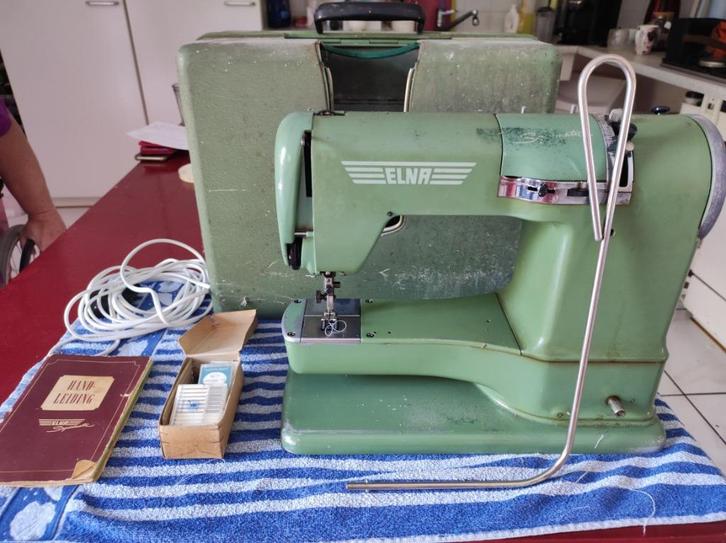 mooie vintage ELNA naaimachine met handleiding en steekset, Antiek en Kunst, Antiek | Naaimachines, Ophalen