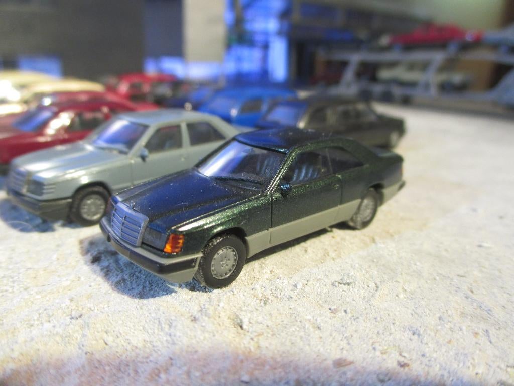 1987-1993 Mercedes Benz C124 / W124 CE Herpa donkergroenmet., Hobby en Vrije tijd, Modelauto's | 1:87, Ophalen of Verzenden, Zo goed als nieuw