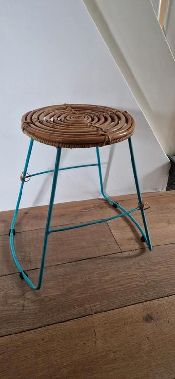Vintage Rotan Krukje met Blauw Frame beschikbaar voor biedingen