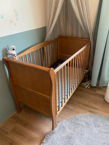 Vintage ledikant beschikbaar voor biedingen