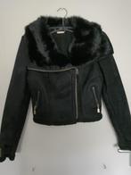 Een kort zwart suede jasje met nep-bont kraag., Zwart, Jane Norman, Ophalen of Verzenden, Zo goed als nieuw