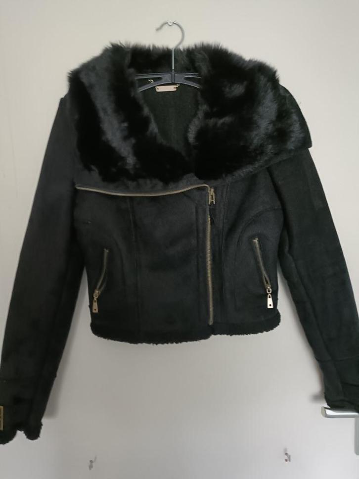 Een kort zwart suede jasje met nep-bont kraag., Kleding | Dames, Jassen | Winter, Zo goed als nieuw, Maat 36 (S), Zwart, Ophalen of Verzenden