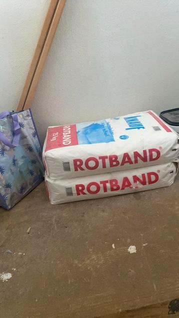 2 zakken rotband  beschikbaar voor biedingen