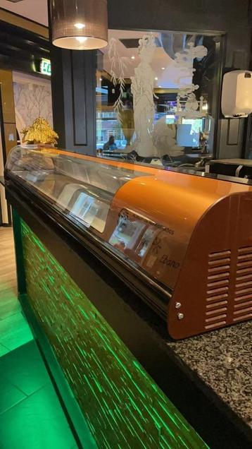 Sushi en tapasvitrine beschikbaar voor biedingen