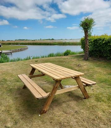 Nieuwe picknicktafel. Picknicktafels.  Tuintafel.  beschikbaar voor biedingen