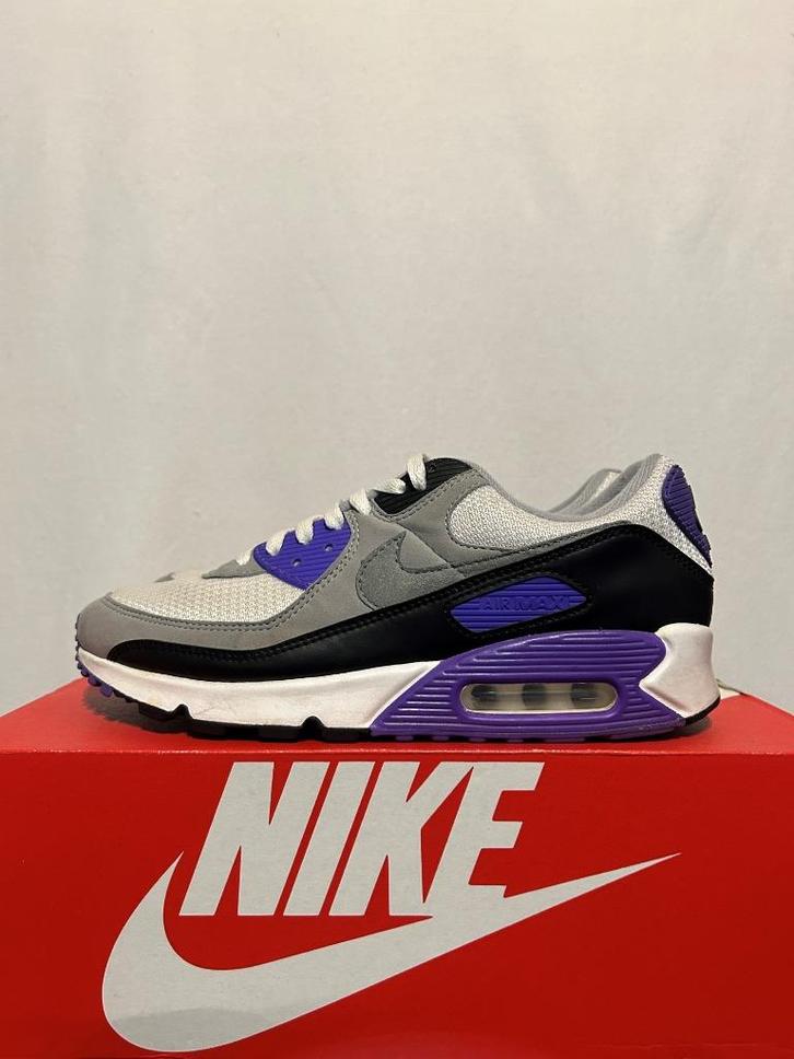 ALS NIEUW! Maat 43 - Nike Air Max 90 Recraft Hyper Grape, Kleding | Heren, Schoenen, Zo goed als nieuw, Sneakers of Gympen, Overige kleuren
