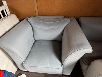 2 Grote Blauwe Stoelen