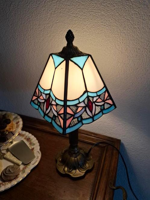 Mooie Tiffany stijl tafellamp glas-in-lood lamp, Antiek en Kunst, Antiek | Lampen, Ophalen of Verzenden