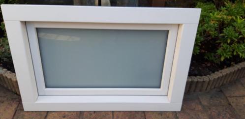 Kunststof draai /kiep raam met melk wit glas (badkamerraam), Doe-het-zelf en Verbouw, Glas en Ramen, Zo goed als nieuw, Gevelraam of Ruit