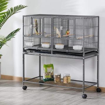 Mooie ruime vogelkooi beschikbaar voor biedingen