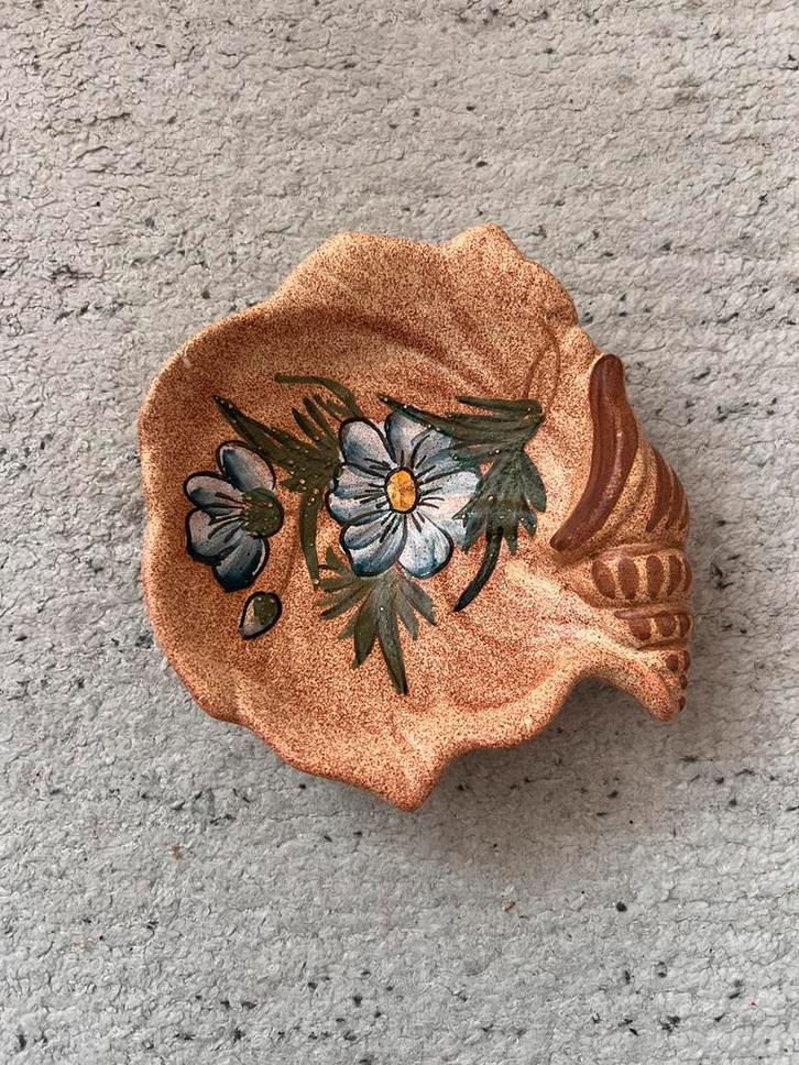 Schelp schaal met bloemen schildering, Huis en Inrichting, Woonaccessoires | Schalen en Manden, Zo goed als nieuw, Rond, Porselein of Keramiek