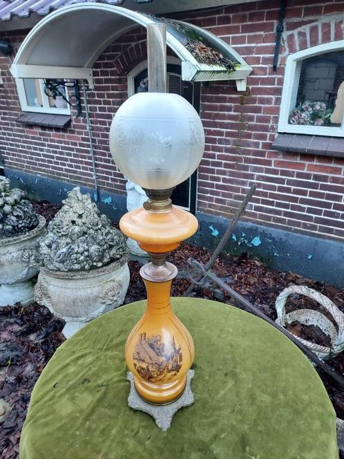 Franse tafelolielamp, bronzen voet okerkleurig opaline glas., Antiek en Kunst, Antiek | Lampen, Ophalen
