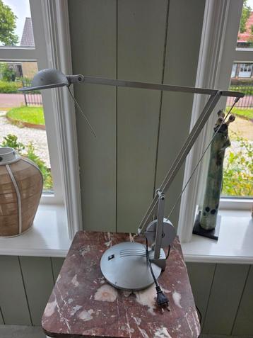 Praktische bureaulamp beschikbaar voor biedingen