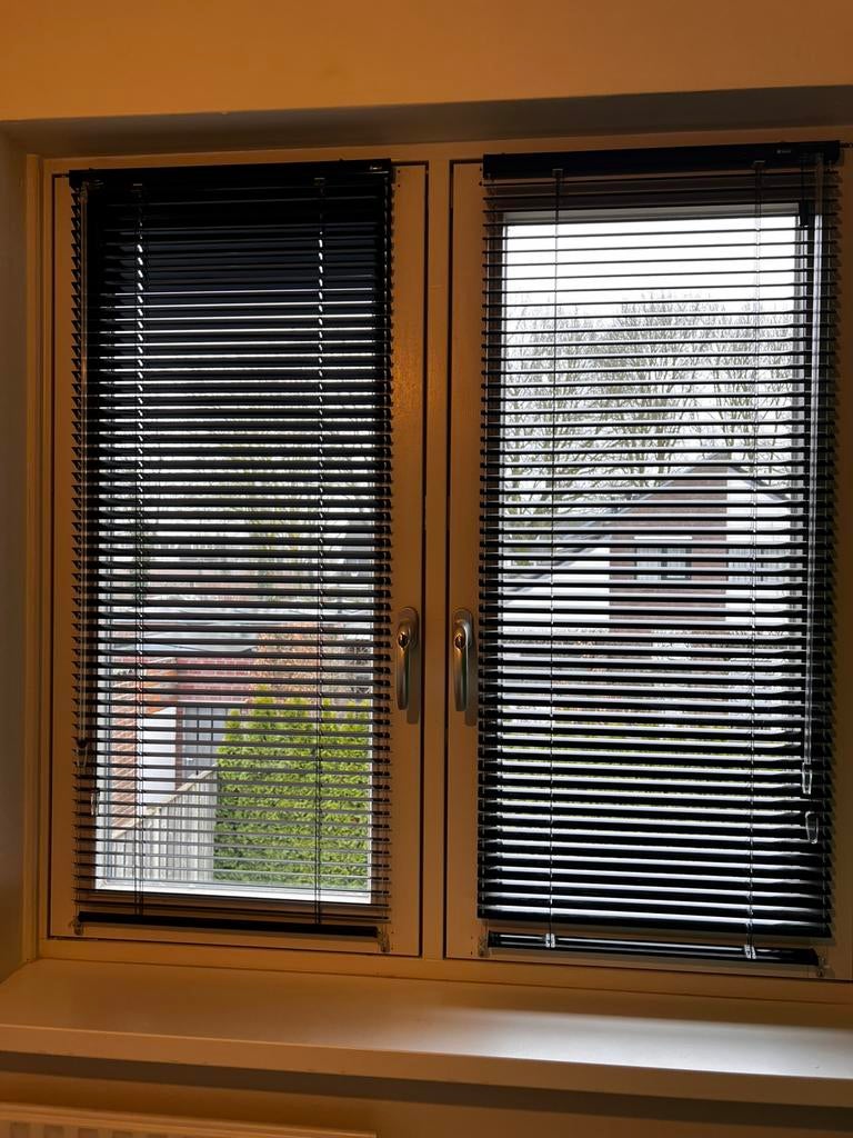 Bece jaloezieën 2 stuks, Huis en Inrichting, Stoffering | Gordijnen en Lamellen, Zo goed als nieuw, 100 tot 150 cm, Zwart, 50 tot 100 cm