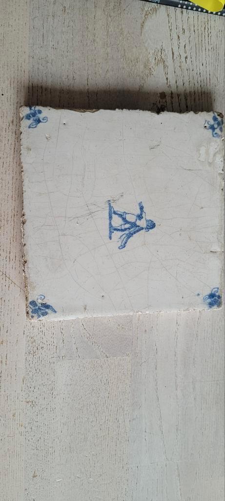 Oude Delfsblauwe Tegel met Figuur, Antiek en Kunst, Antiek | Wandborden en Tegels, Ophalen of Verzenden