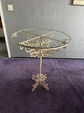 Brocante bijzettafel beschikbaar voor biedingen
