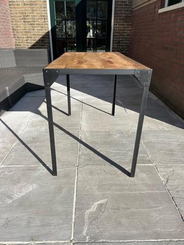 Tafel  beschikbaar voor biedingen
