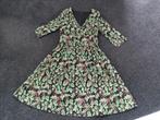Feestelijke kerstjurk met hulstprint. Hell Bunny mast L, Maat 38/40 (M), Ophalen of Verzenden, Knielengte, Groen