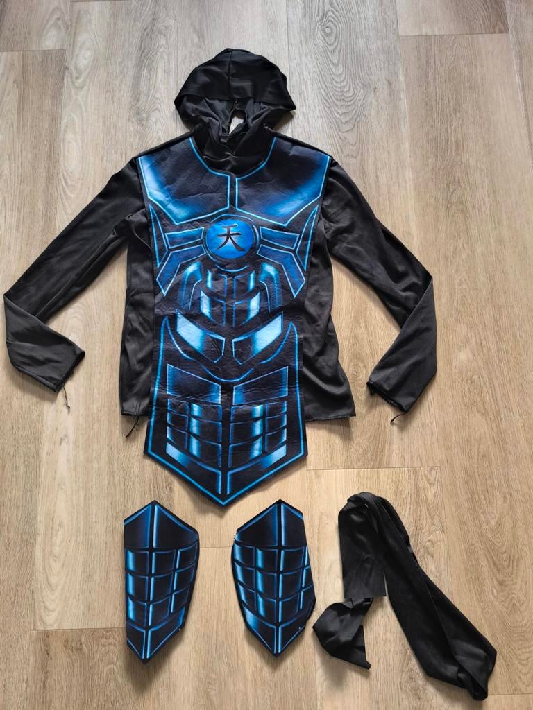 Ninja shirt met armbeschermers en band maat 146/152, Kinderen en Baby's, Carnavalskleding en Verkleedspullen, Ophalen of Verzenden
